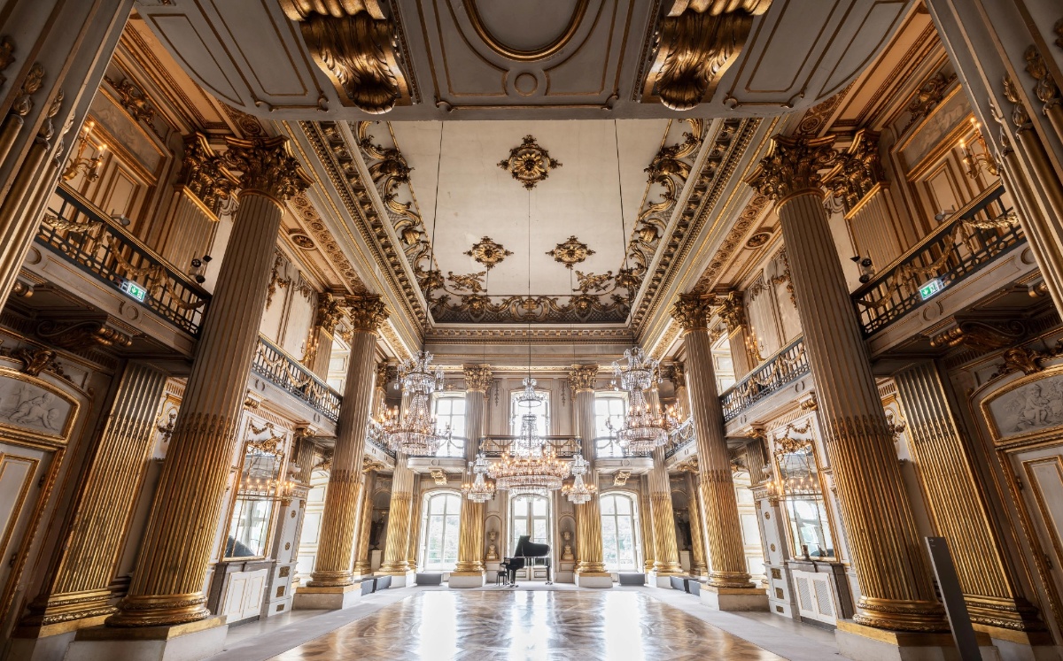 Goldener Saal Schloss Ludwigslust Blick in den Goldenen Saal des Ludwigsluster Schlosses mit seinen Papiermaché Ornamenten