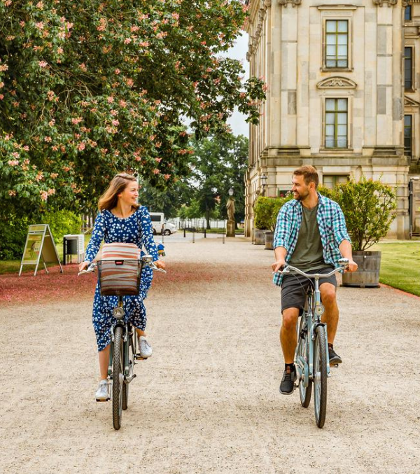 Paar erkundet mit Rad Schlosspark Ludwigslust