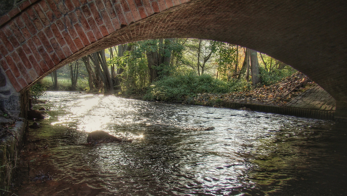 Brücke mit glitzerdem Wasser an der Warnow nahe Schwerin