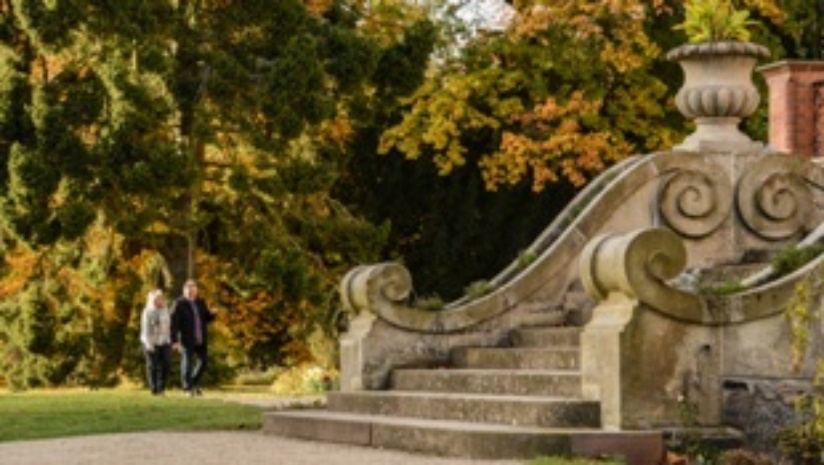 Freitreppe Schloss Wiligrad und Spaziergänger