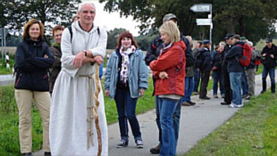 Wanderer mit Mönch Ernestus