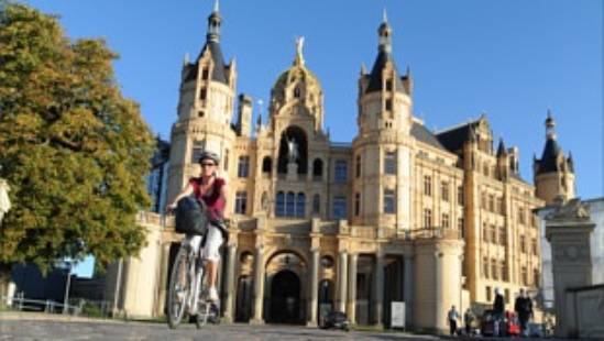 Schloss Schwerin und Radfahrerin