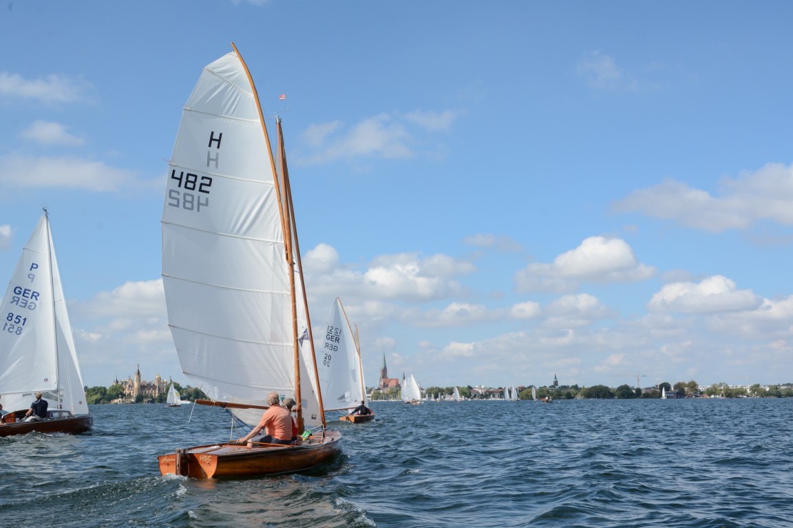 Schweriner See - Segler vor der Stadtsilhouette