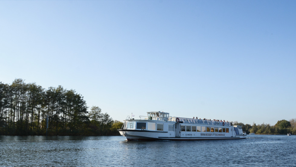 Heidensee in Schwerin - Schiff der Weißen Flotte