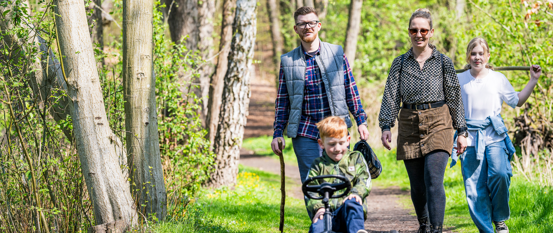 Familie erkundet Pilzys Naturerlebnispfad