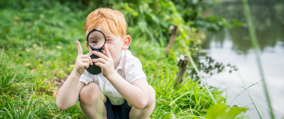 Junge mit Lupe © Markus Tiemann