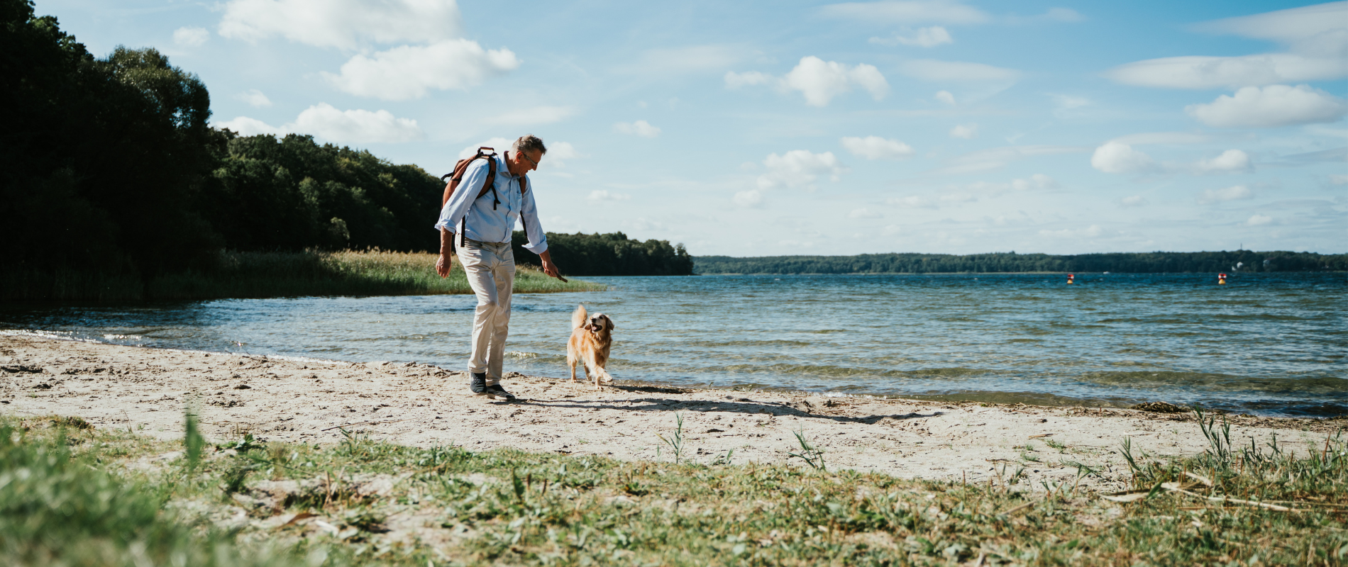 Mann mit Hund am See