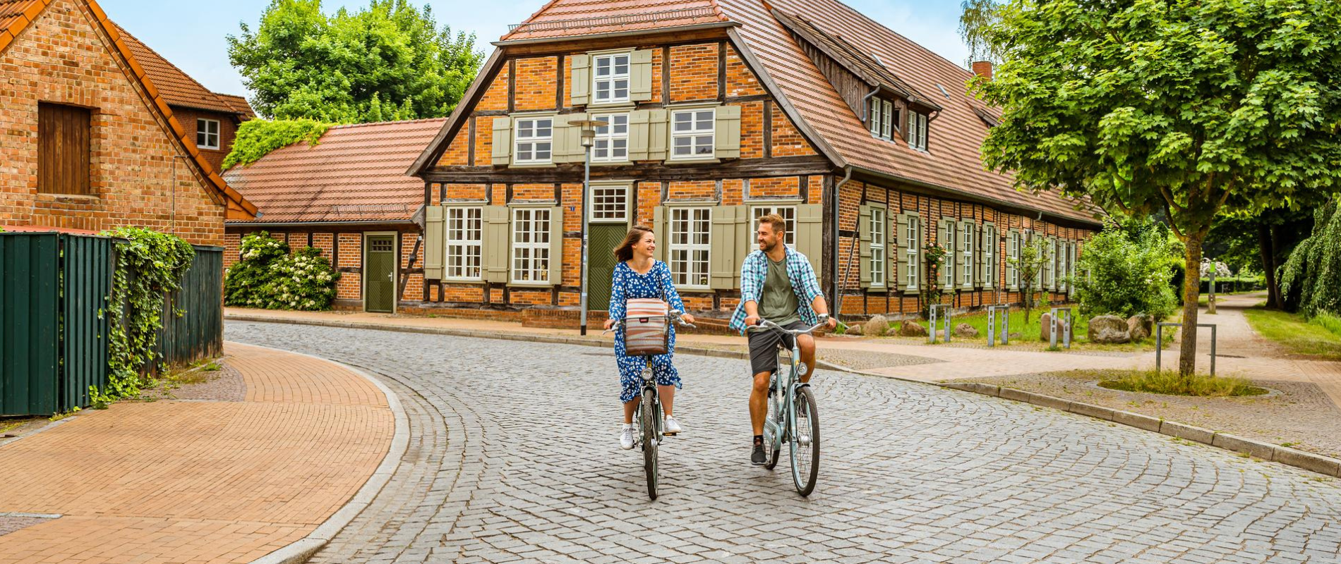 Paar erkundet Ludwigslust mit dem Fahrrad