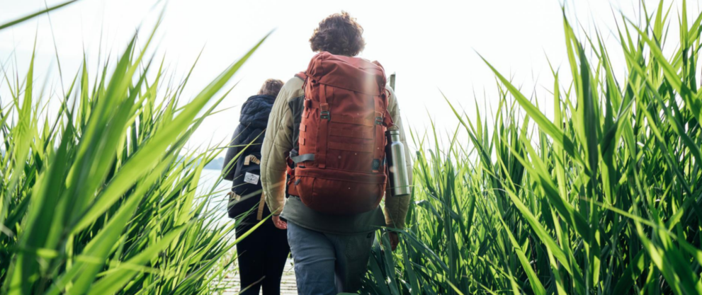 Paar wandert auf dem Naturpfad