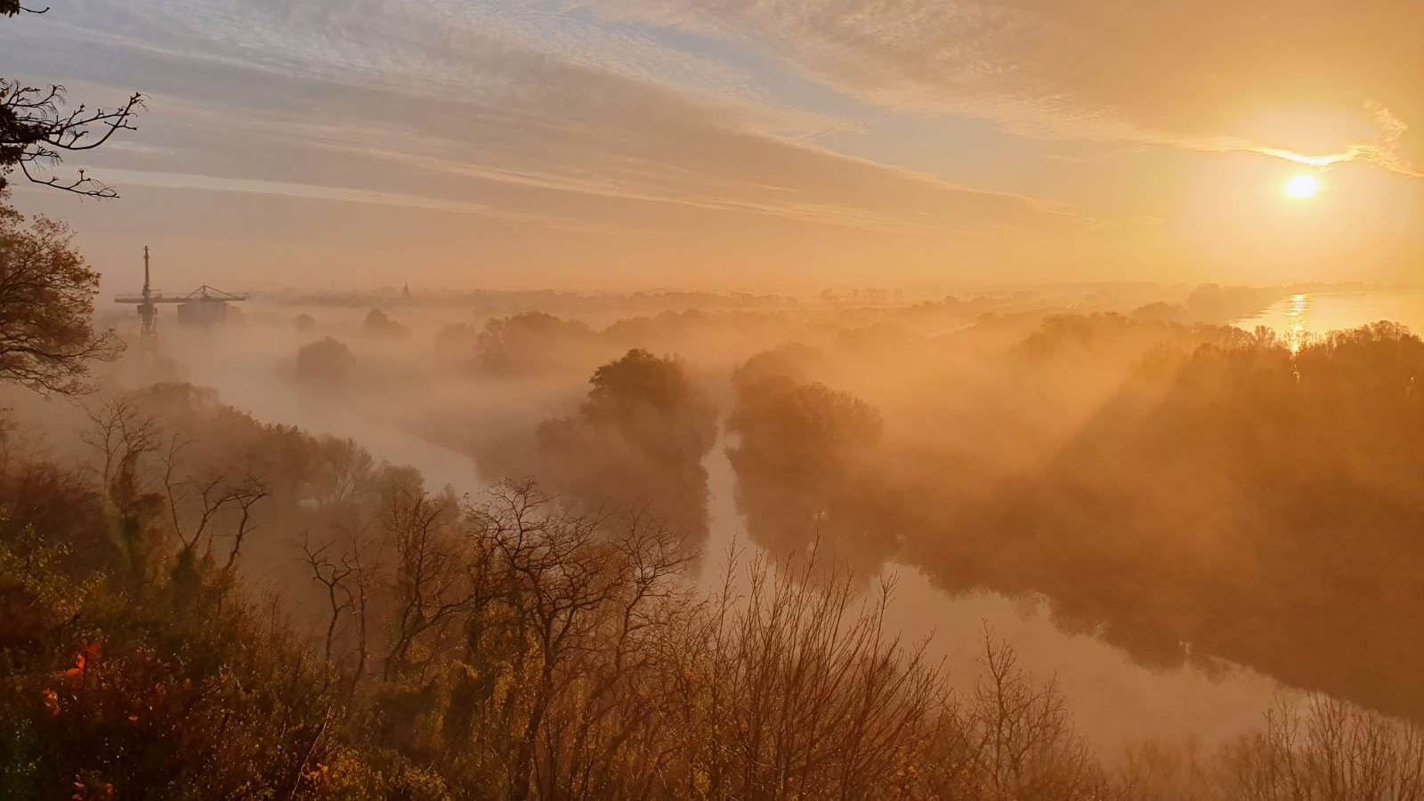 Sonnenaufgang über der Elbe bei Boizenburg