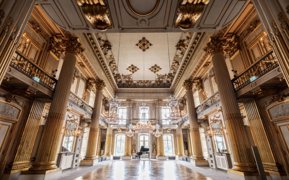 Blick in den Goldenen Saal des Ludwigsluster Schlosses mit seinen Papiermaché Ornamenten