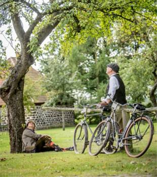 Velo Classico Germany - Pause under an apple tree