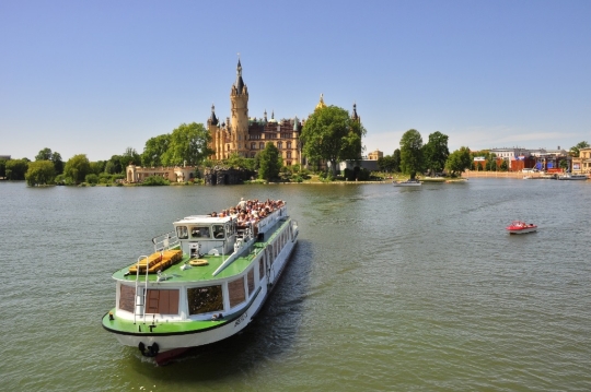 Schweriner Schloss mit Weisse Flotte