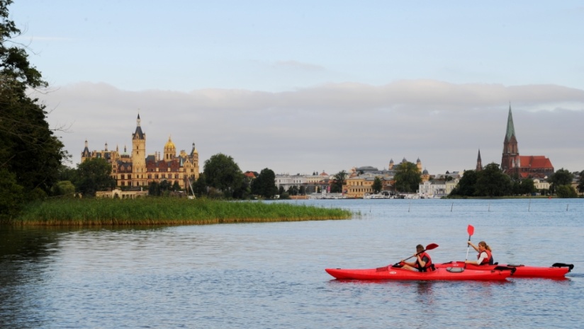 Paddler vor dem Schloss Schwerin Paddler vor dem Schloss Schwerin