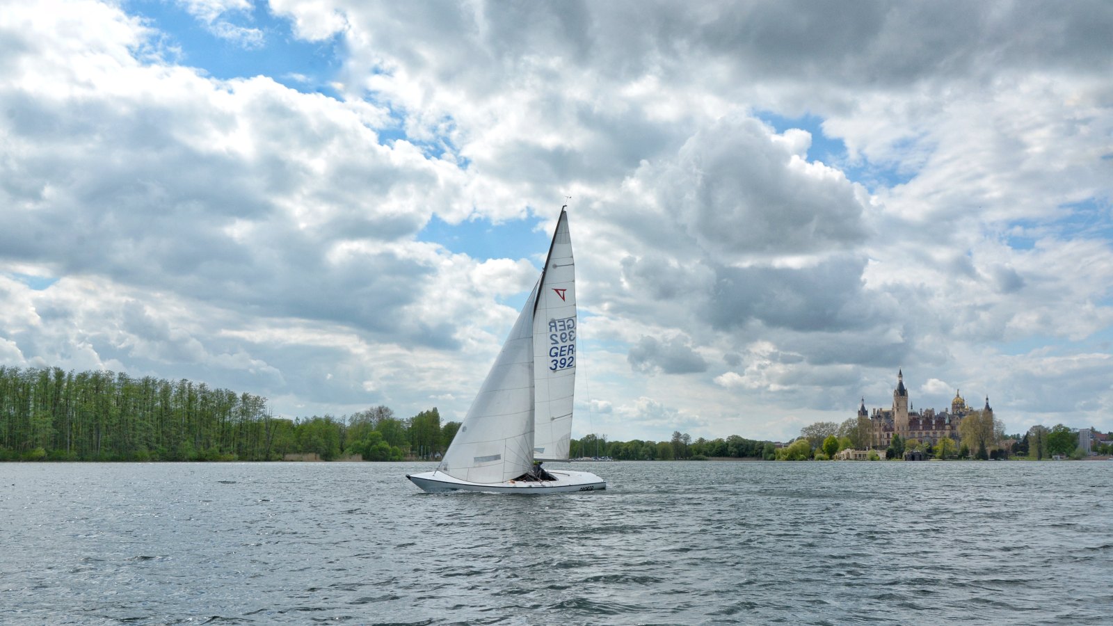 Segler vor dem Schweriner Schloss