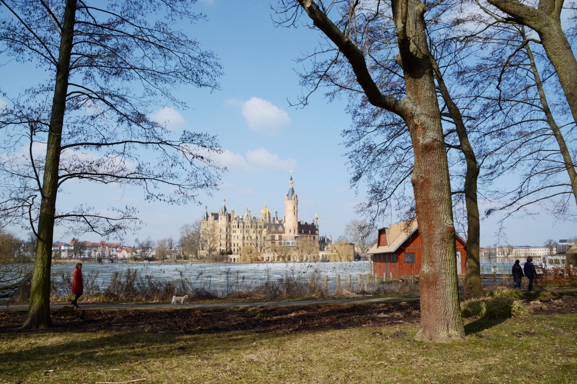 Schweriner Schloss Wintertag mit zugefrorenem See