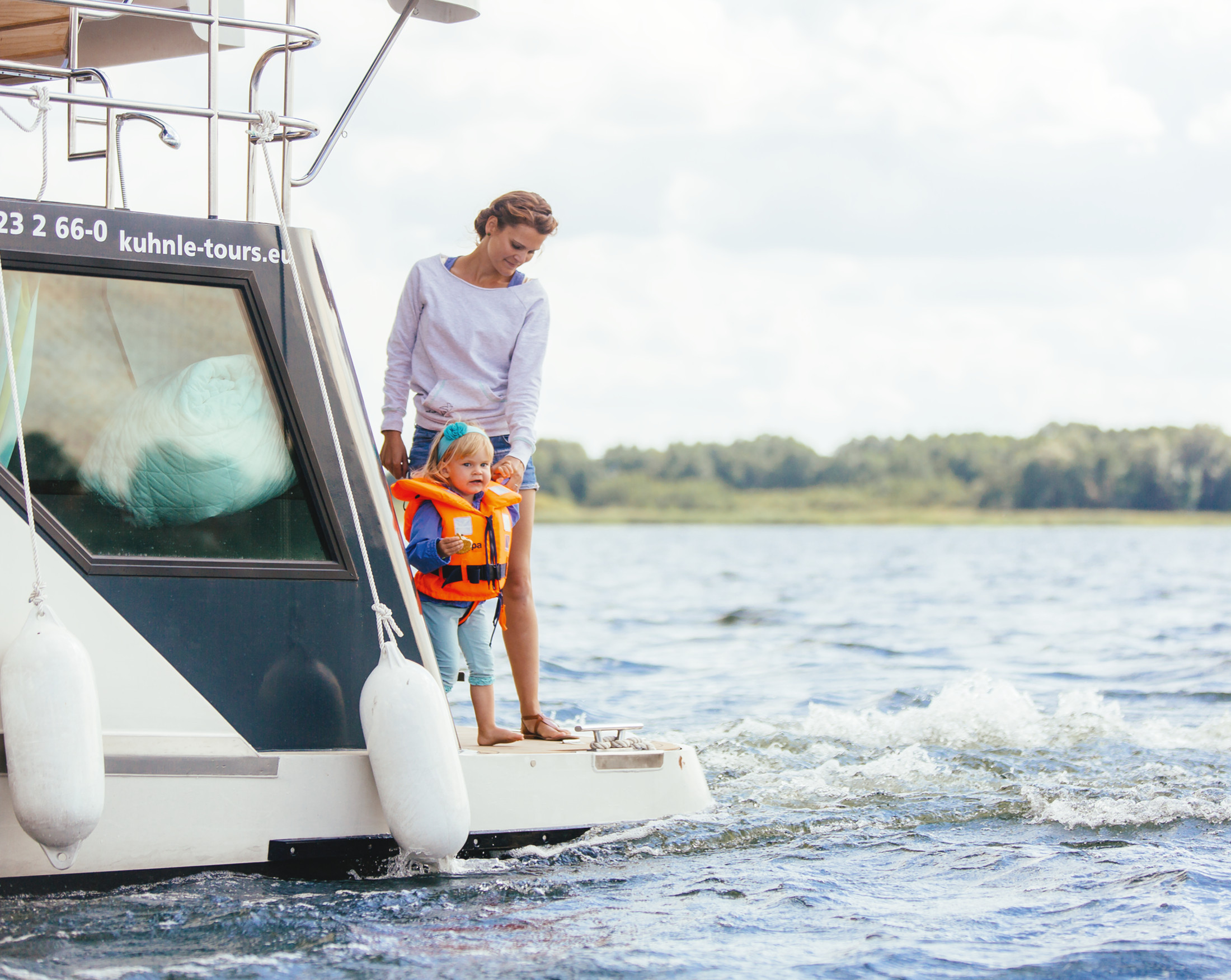 Mit dem Hausboot auf großer Fahrt sogar ohne Bootsführerschein