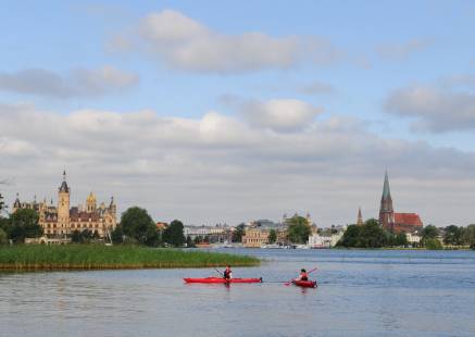 Paddler vor dem Schweriner Schloss