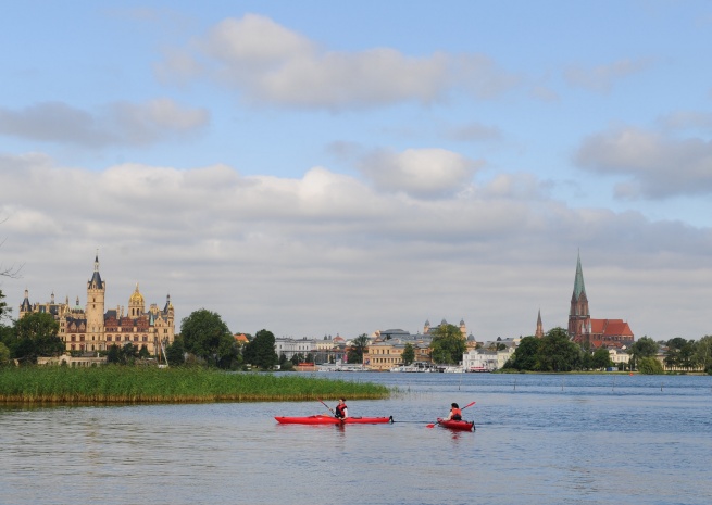 Paddler vor dem Schweriner Schloss