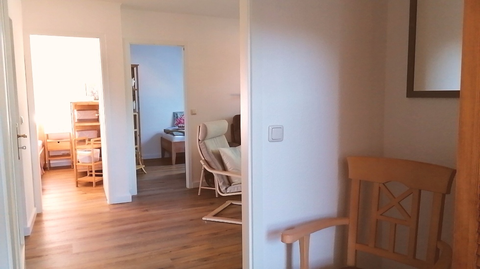 Blick aus dem Flur ins Wohnzimmer und beide Schlafzimmer (c) Ferienwohnung Basthorst