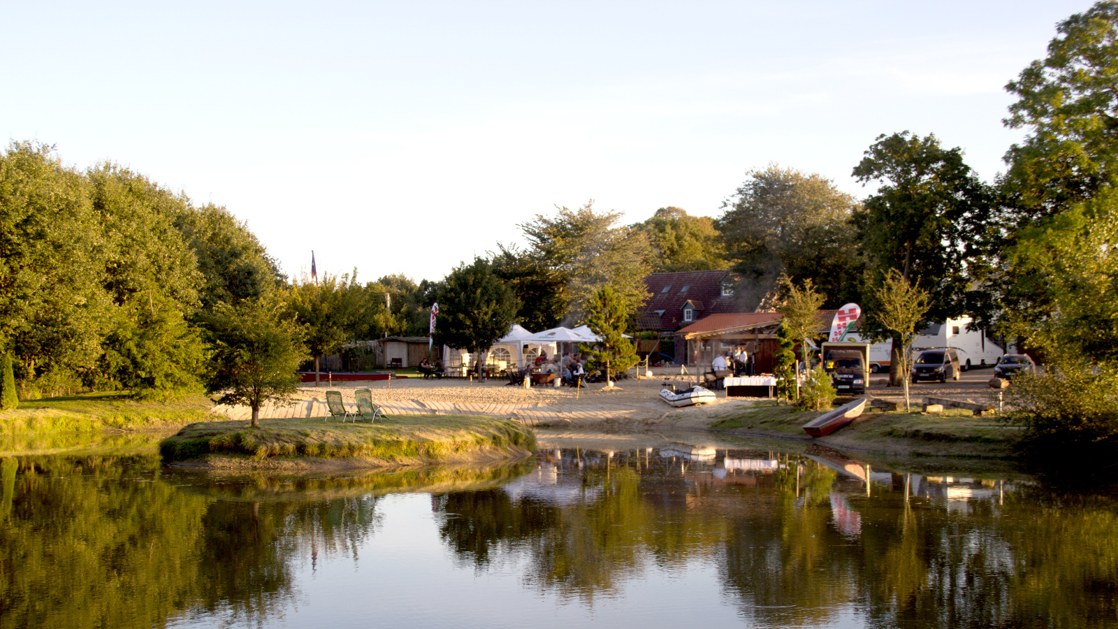 Blick über den Badesee auf den Ferienpark Texas MV bei Hagenow