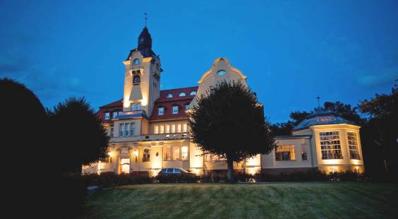 Im Haupthaus befinden sich stilvolle Gesellschaftsräume, Suiten und der SPA Bereich