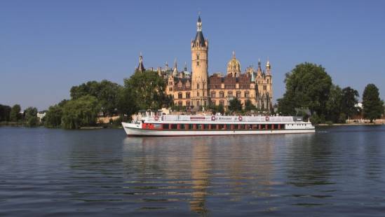 Die MS Luebz vor dem Schloss Schwerin