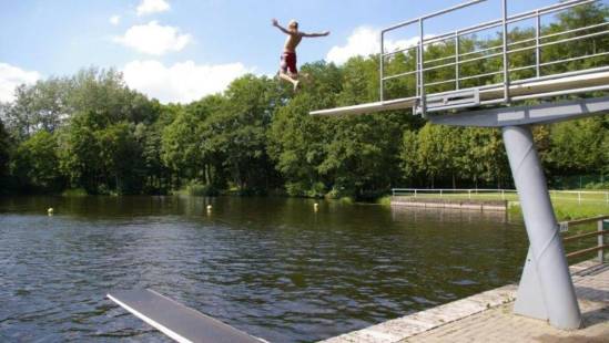 Wasserspaß in Innenstadtnähe - Waldbad Bekow mit Sprungturm