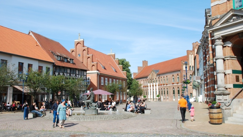 Fußgängerzone und Blick auf das Rathaus