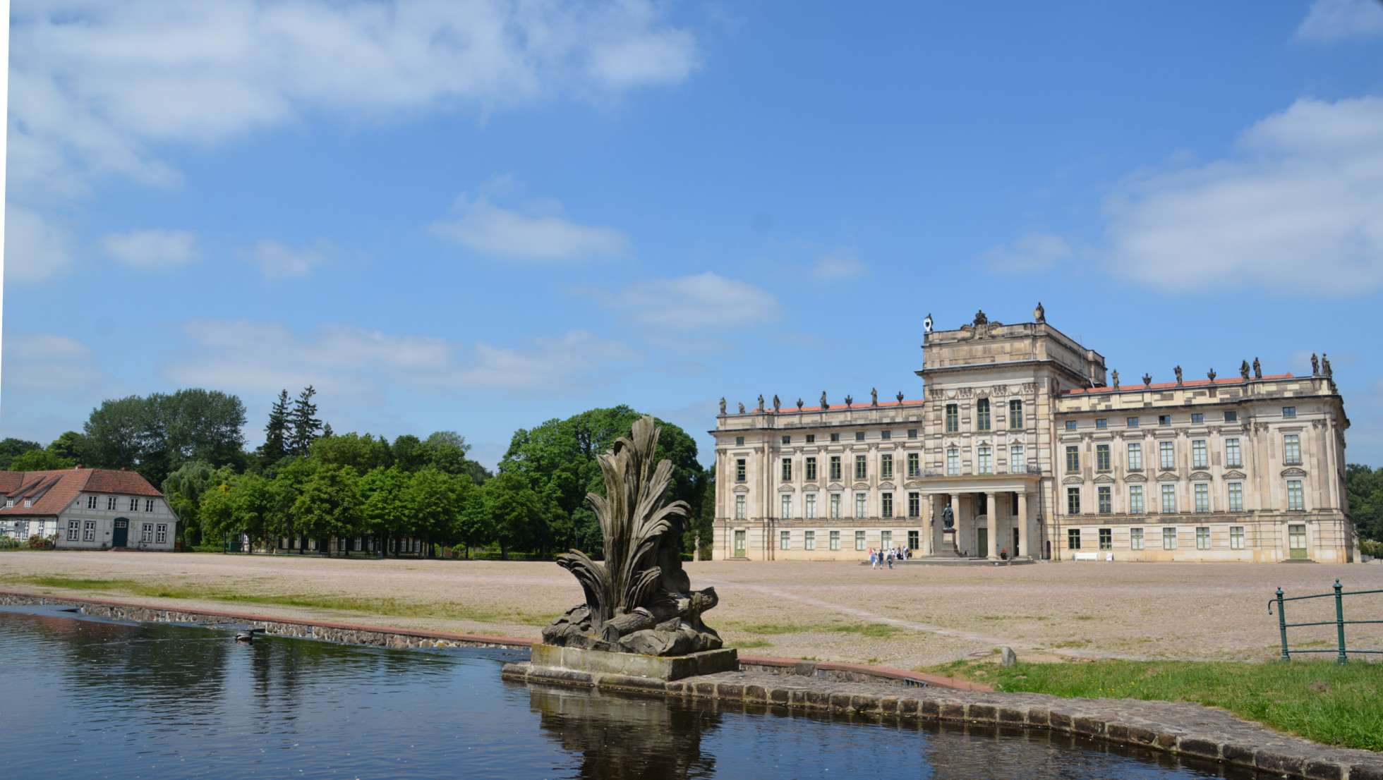Das Schloss Ludwigslust von der Stadtseite mit dem repräsentativen Schlossvorplatz