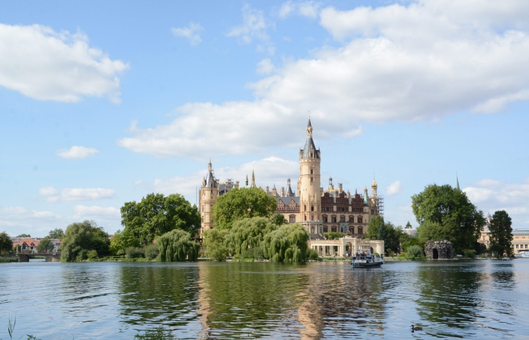 Motorboot direkt neben dem Schweriner Schloss in Schwerin