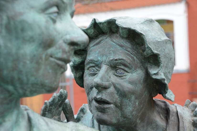 Folklorefigur Fru Püttelkow am Fiekn Brunnen in Hagenow