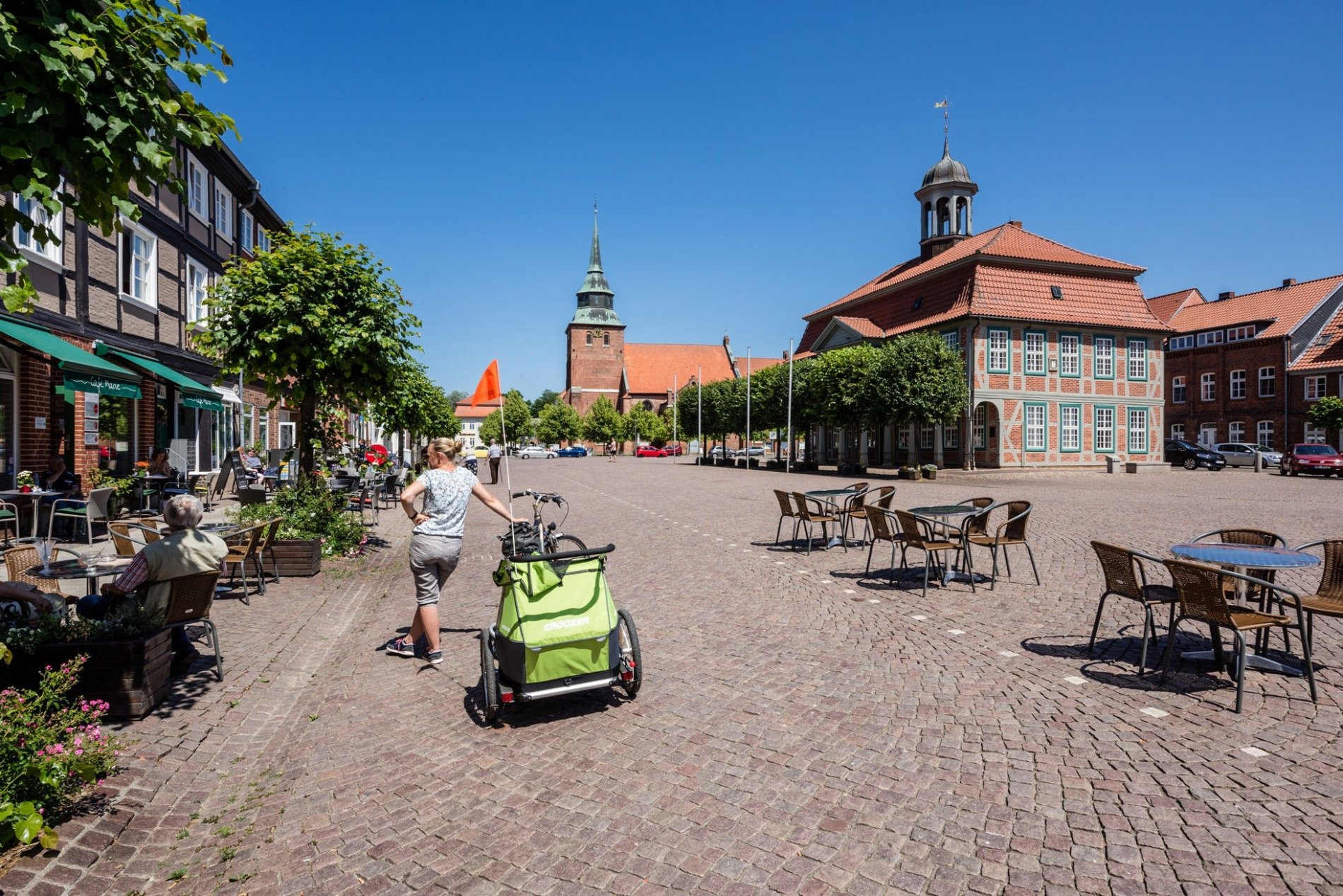 Boizenburgs Altstadt ist von liebevoll sanierten Fachwerkbauten geprägt, in der Mitte das Rathaus. Foto: Kurs Elbe / Markus Tiemann