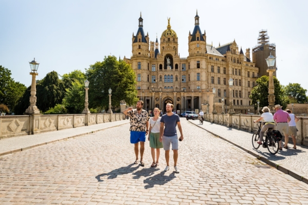 Schloss Schwerin Stadtseite Sommer Sightseeing
