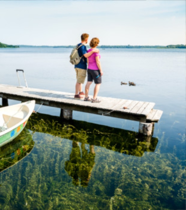 Pärchen blickt auf den Schaalsee bei Zarrentin Foto TMV Kirchgessner