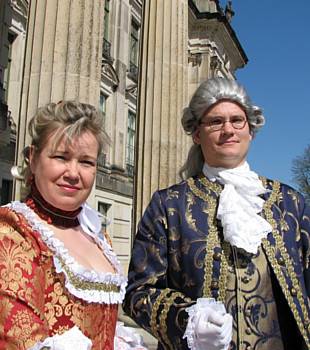 Barockes Paar vor dem Schloss Ludwigslust