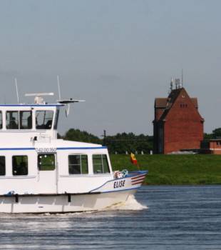 Die MS Elise der Reederei Heckert auf der Elbe