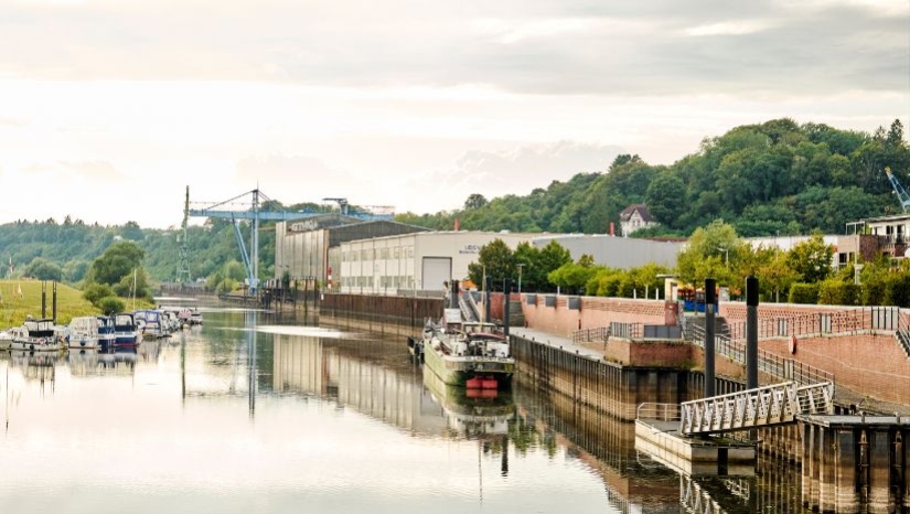 Hafen von Boizenburg mit Kulturschiff und Kran