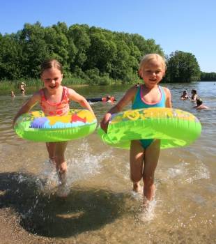 Kinder mit Schwimmring