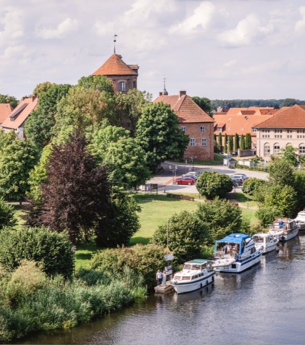 Blick auf die Alte Burg und die Marina an der Elde