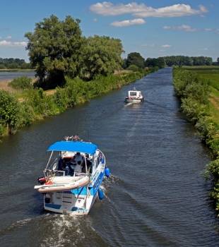 Sportboote auf dem Friedrich-Franz-Kanal 