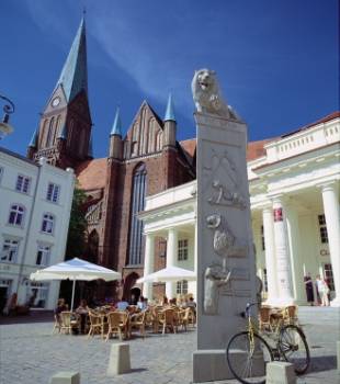 Marktplatz Schwerin Löwendenkmal Sauelengebaeude mit Dom